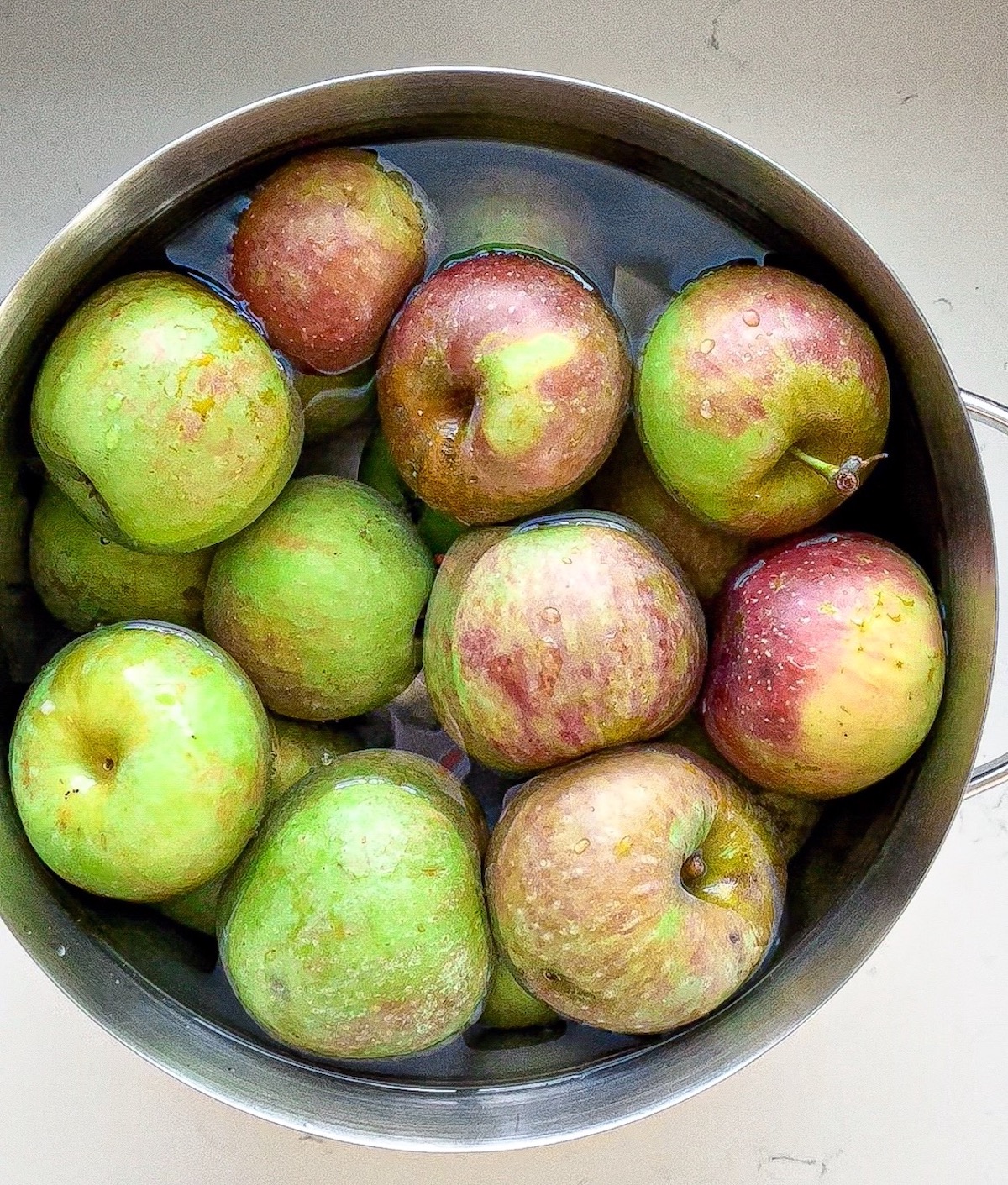 How to remove pesticides from apples: apples soaking in a solution of water and baking soda